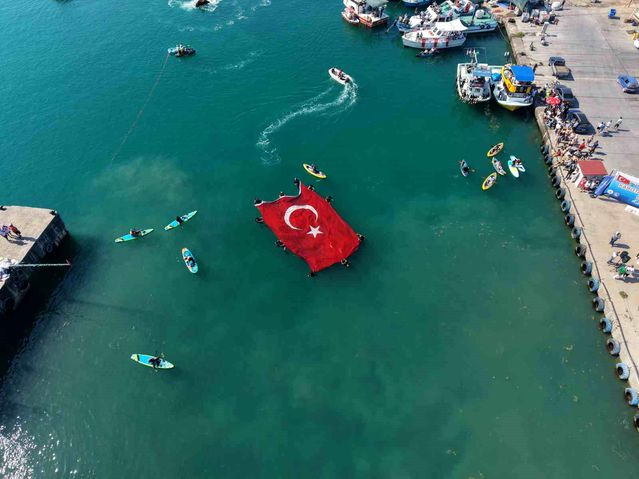 Denizcilik ve Kabotaj Bayramı’nda denizde açılan dev bayrak alkış aldı