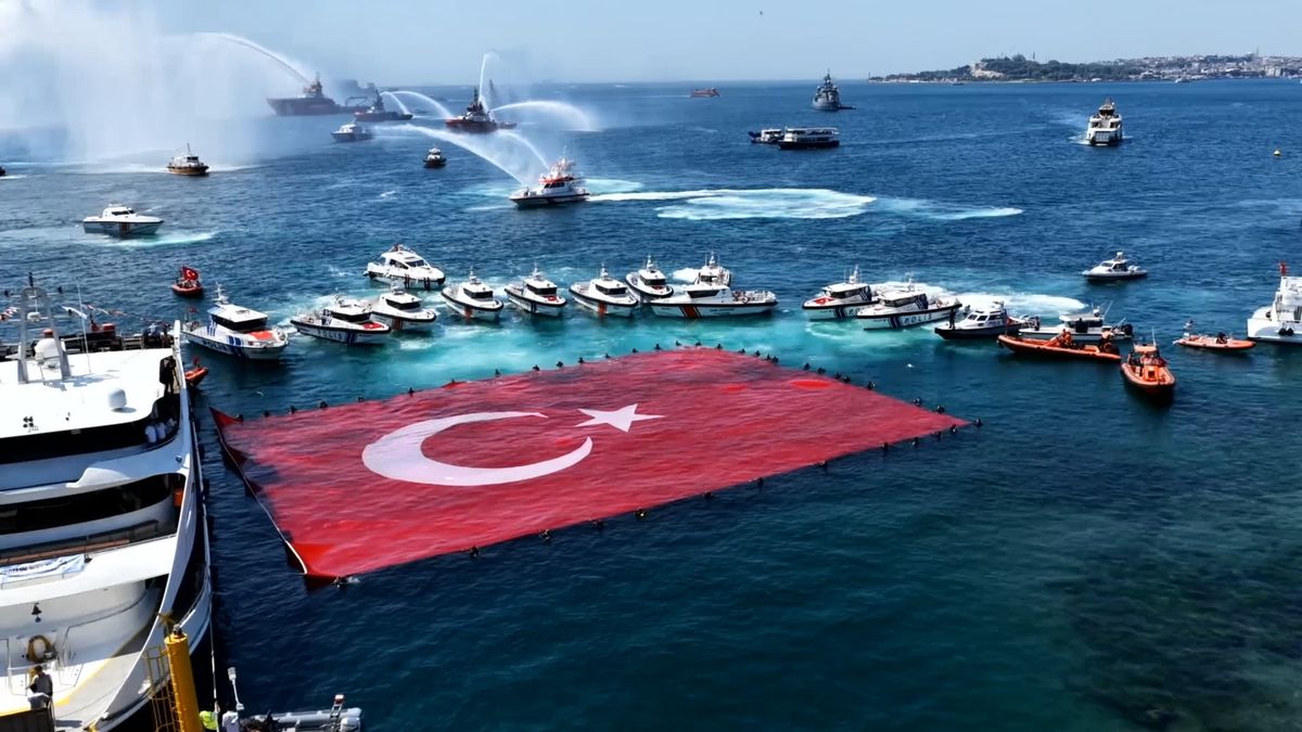 Ulaştırma ve Altyapı Bakanı Abdülkadir Uraloğlu, Denizcilik ve Kabotaj Bayramı töreninde konuşma yaparken