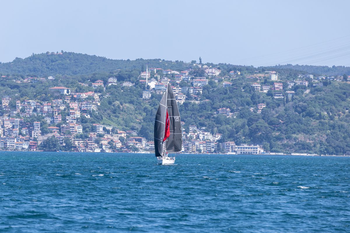 Milli yelkenci Doğukan Kandemir'in Türk bayrağıyla İstanbul Boğazı'ndan geçtiği an.