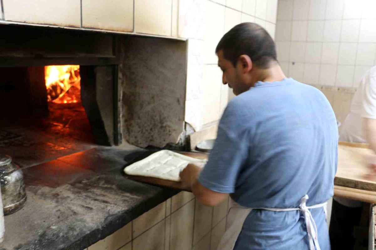 Diyarbakır'da 60 derece sıcakta 'ekmek' mesaisi