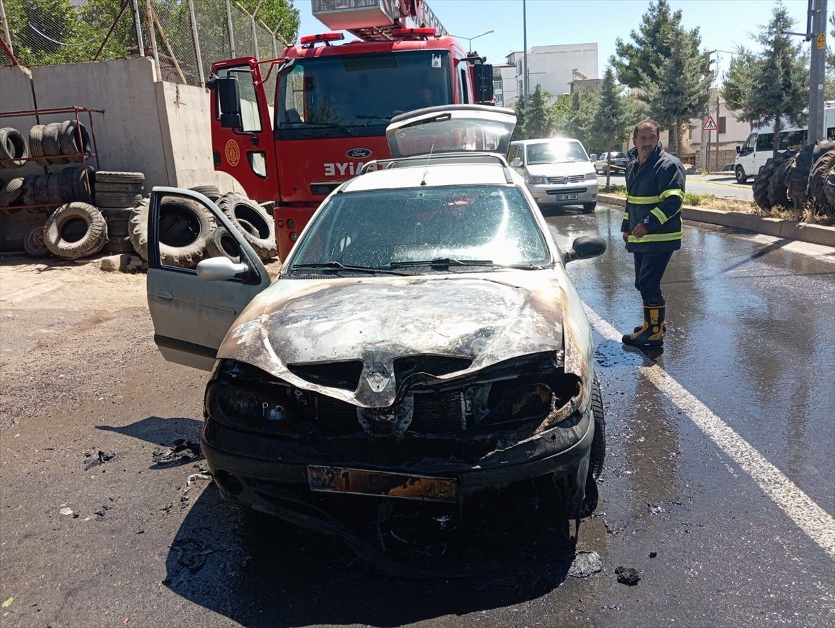 Diyarbakır'da otomobilde çıkan yangın söndürüldü