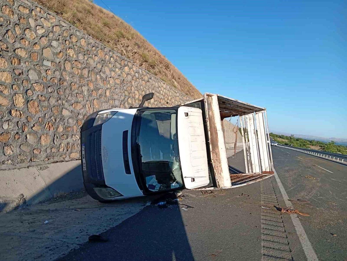 Elazığ'da kamyonet yan yattı: 2 yaralı