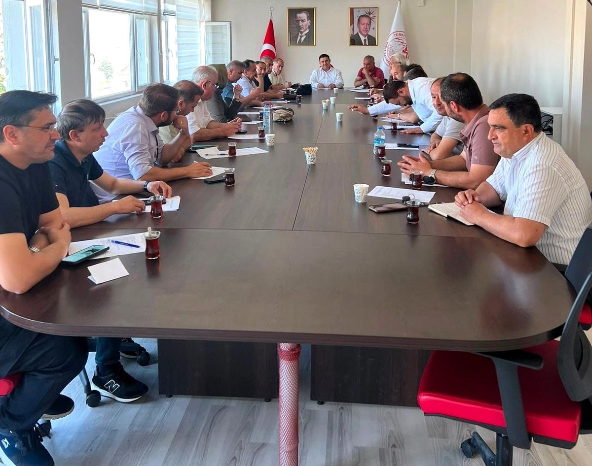 Emet İlçe Milli Eğitim Müdürlüğü'nde yapılan müdürler kurulu toplantısından bir kare.