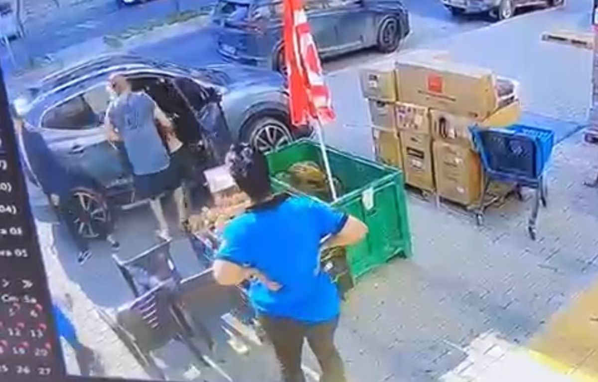 Mersin'de bir kadının erkek arkadaşı tarafından sokak ortasında darbedilmesi.