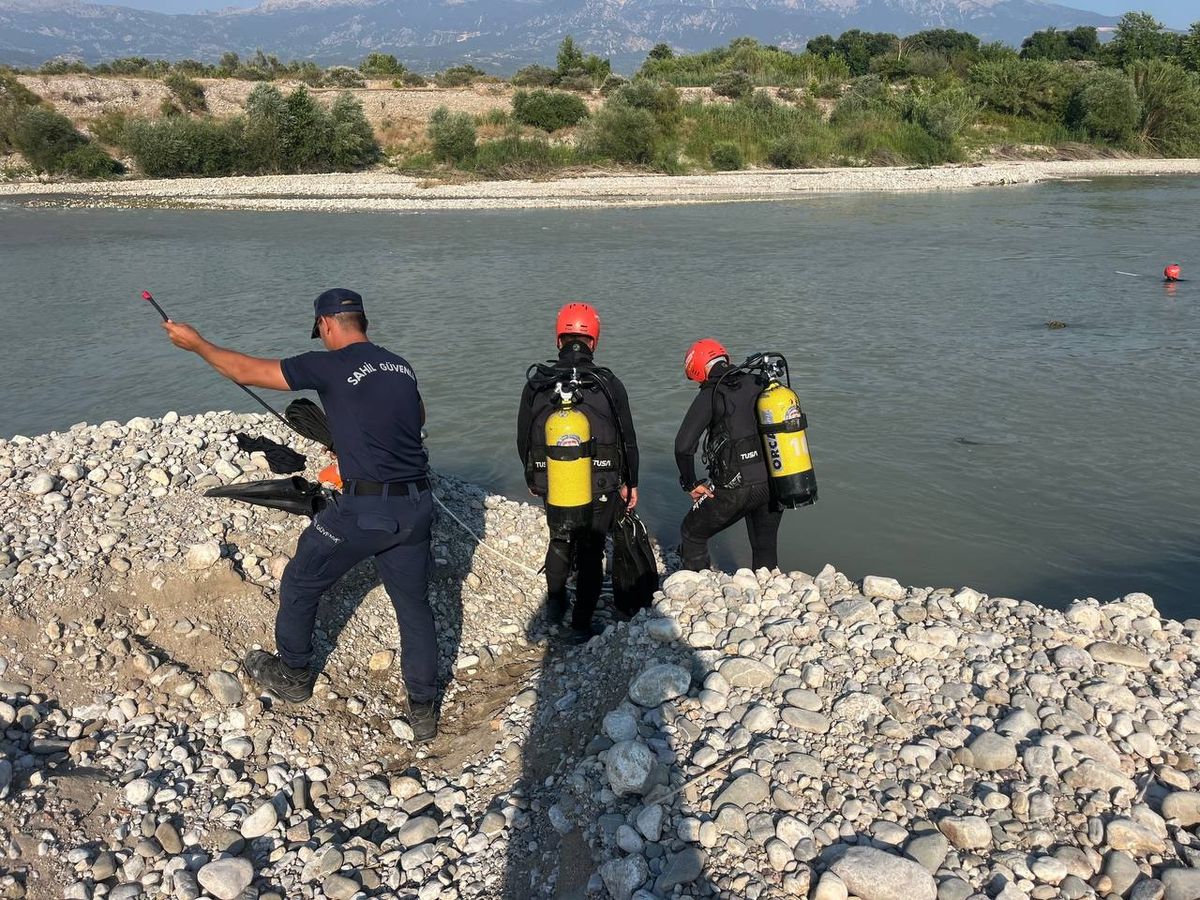 Muğla'nın Seydikemer ilçesinde Eşen Çayı'nda boğulan gencin cansız bedenine ulaşılması.