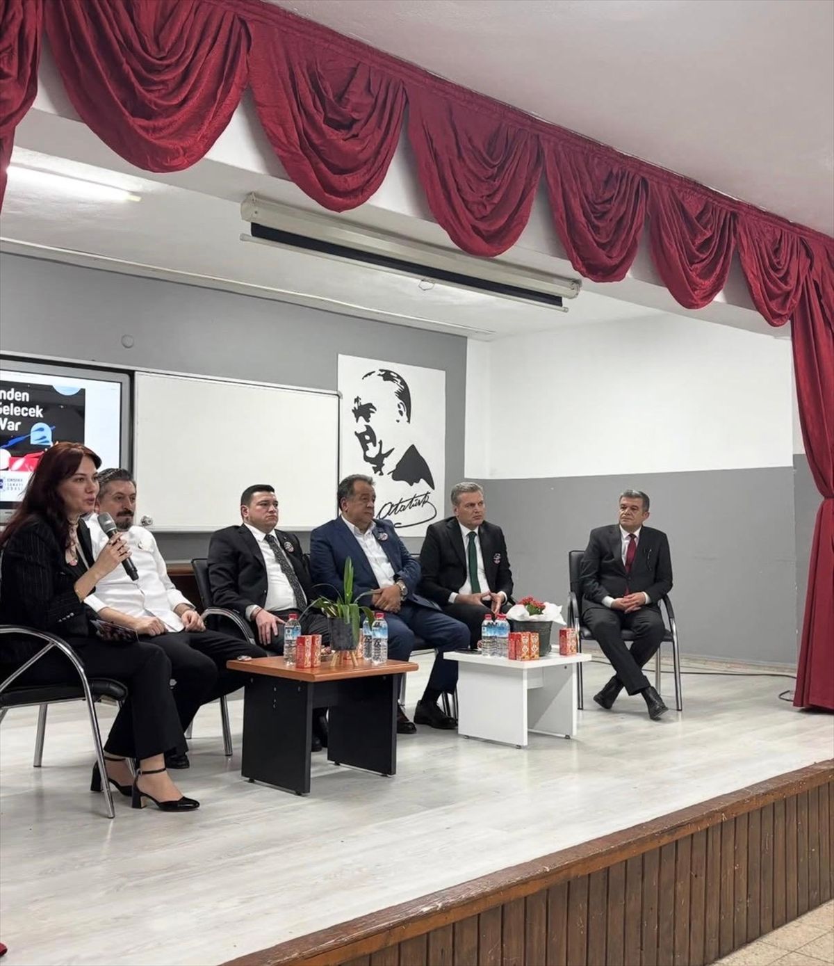 Eskişehir'de 'Elinden Gelecek Var' projesi kapsamında eğitim alan öğrenciler ve veliler.