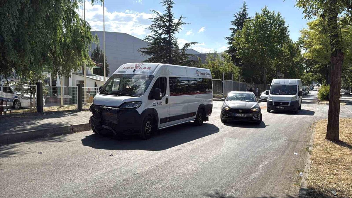 Gemlik'te işçi servisi ile otomobil çarpıştı: 15 yaralı