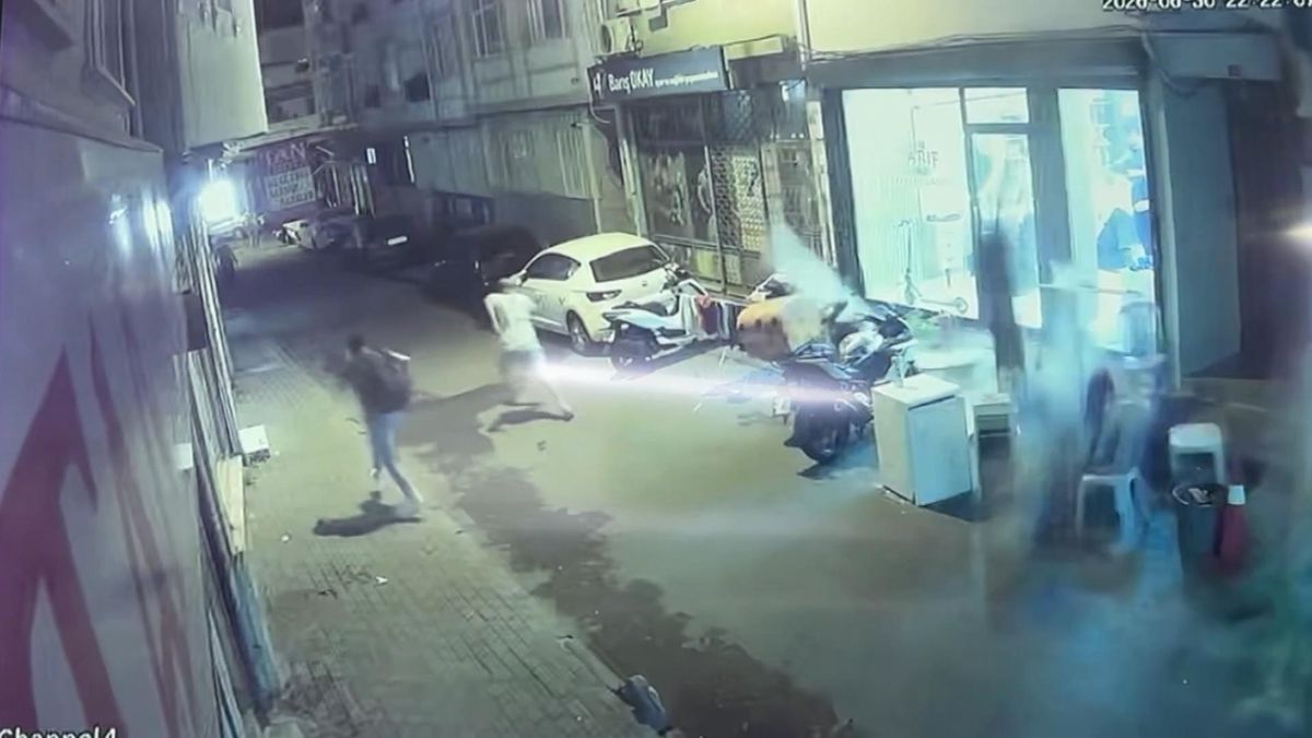 Fatih'te 4 katlı binadan beton parçalarının düştüğü anlar kamerada