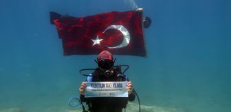 Fethiye'de dalgıçlar Denizcilik ve Kabotaj Bayramı'nı deniz dibinde kutladı