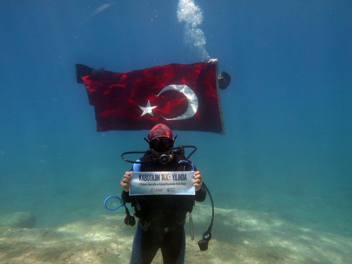 Fethiye'de dalgıçlar Denizcilik ve Kabotaj Bayramı'nı deniz dibinde kutladı