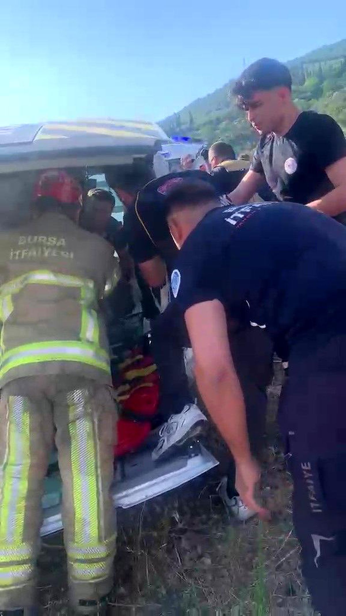 Gemlik'te işçi servisi ile otomobil çarpıştı: 15 yaralı