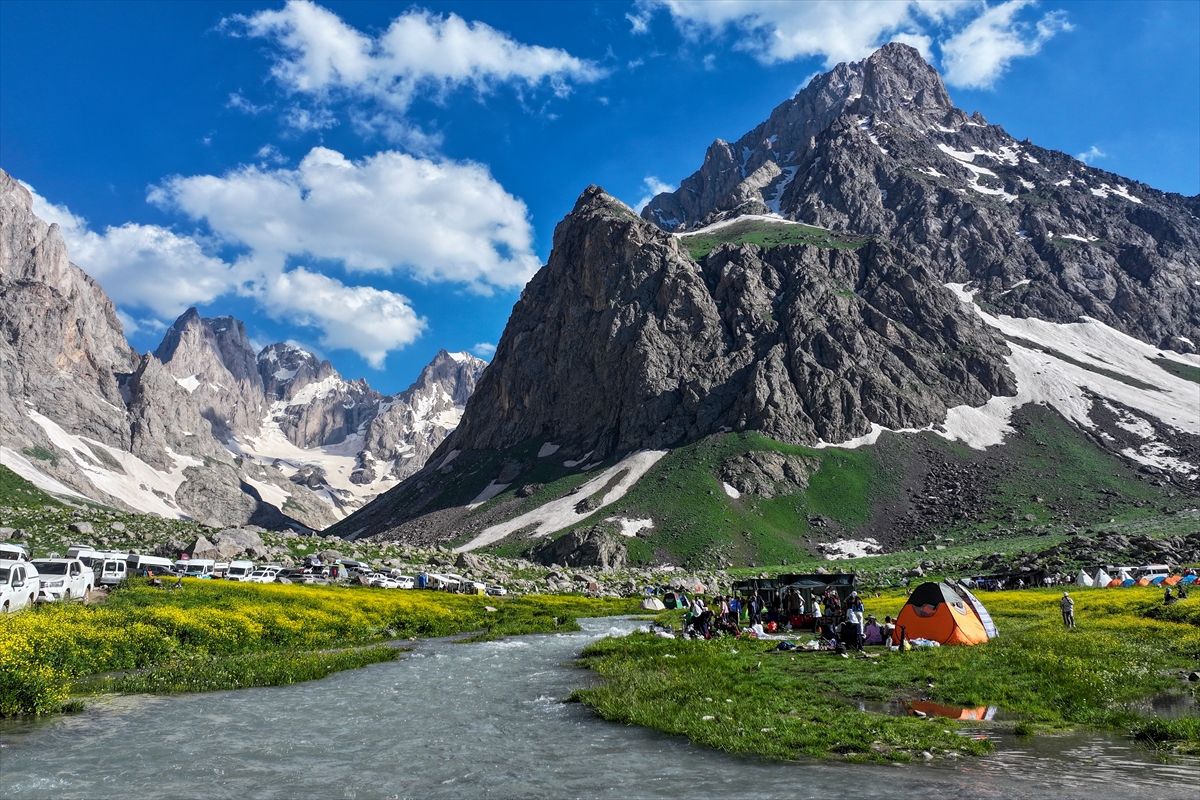 Hakkari'de açık havada ilk kez mindere çıkan milli sporcular, farklı bir deneyim yaşadı