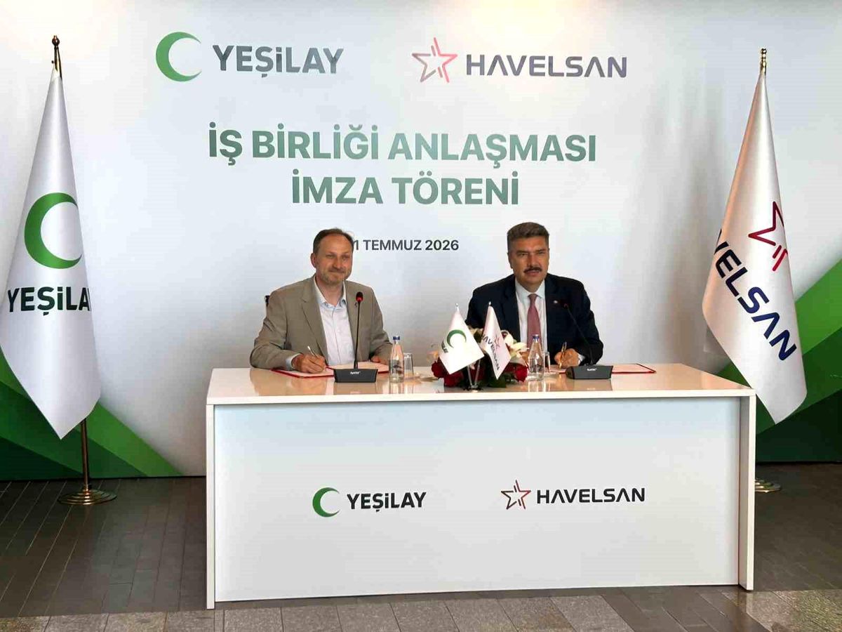 HAVELSAN ve Yeşilay temsilcileri iş birliği protokolünü imzalarken