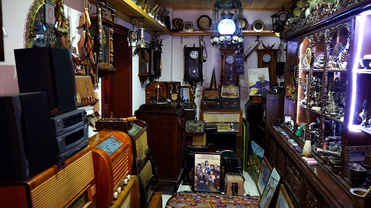 Hobi olarak biriktirmeye başladığı tarihi ve kültürel objeleri köy evinde sergiliyor