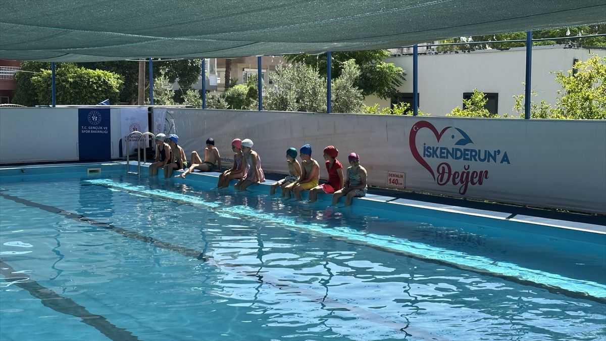 İskenderun'da çocuklar portatif havuzda yüzme öğreniyor