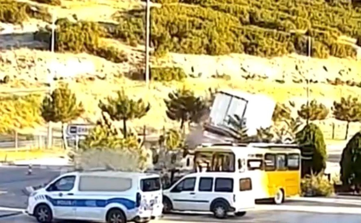 Isparta'da kontrolden çıkan tır devrildi