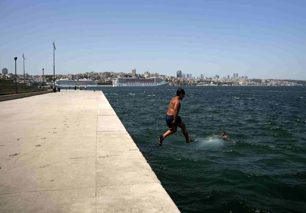 İstanbul'da sıcak hava bunalttı: Kimi denizde serinledi kimi gölgelik alanda dinlendi