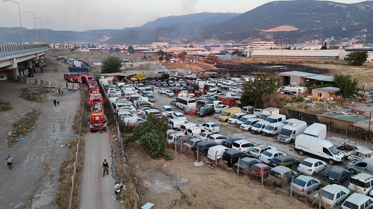 İzmir'de yediemin otoparkında yangın: 50 motosiklet ve 12 araç yandı