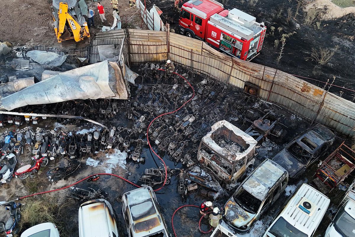 İzmir'de yediemin otoparkında yangın: 50 motosiklet ve 12 araç yandı
