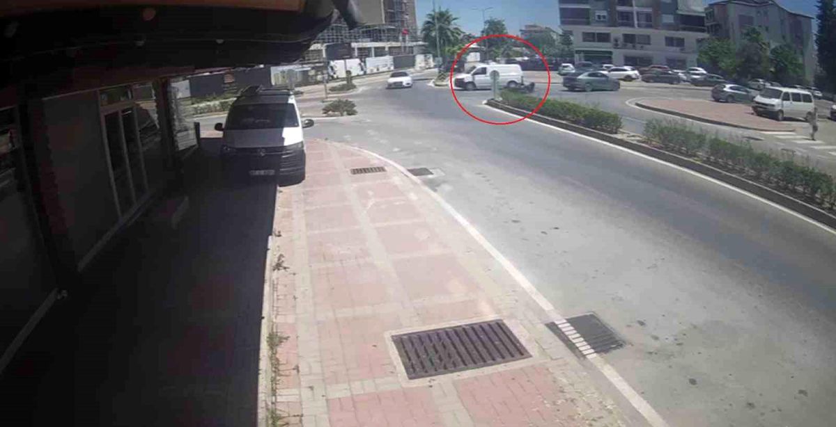 Kamyonete çarpmamak için fren yaptı, devrilen motosikletiyle sürüklenip yaralandı