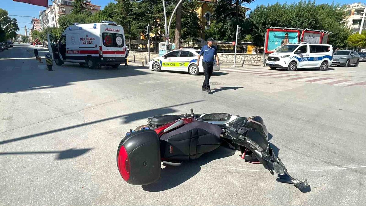 Karaman'da iki motosikletin çarpıştığı kaza sonrası olay yeri.