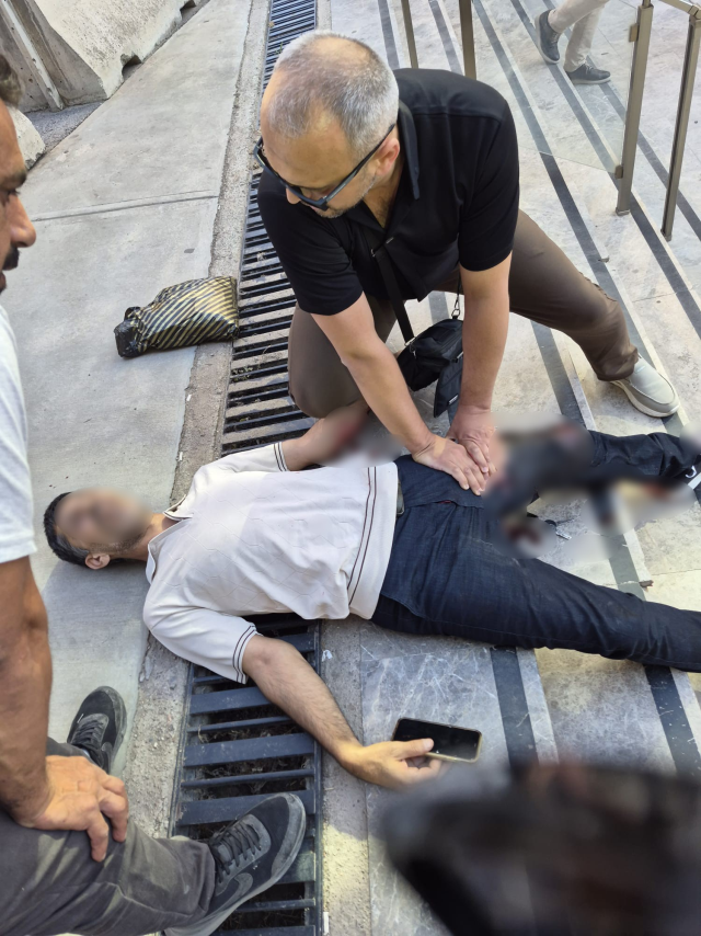 مهاجم يرتدي خوذة يطارد شخصًا