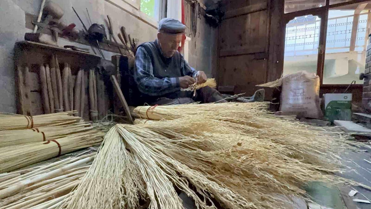 Tokat Niksar'da ot süpürgesi üretimi yapan Kemal İpekçi