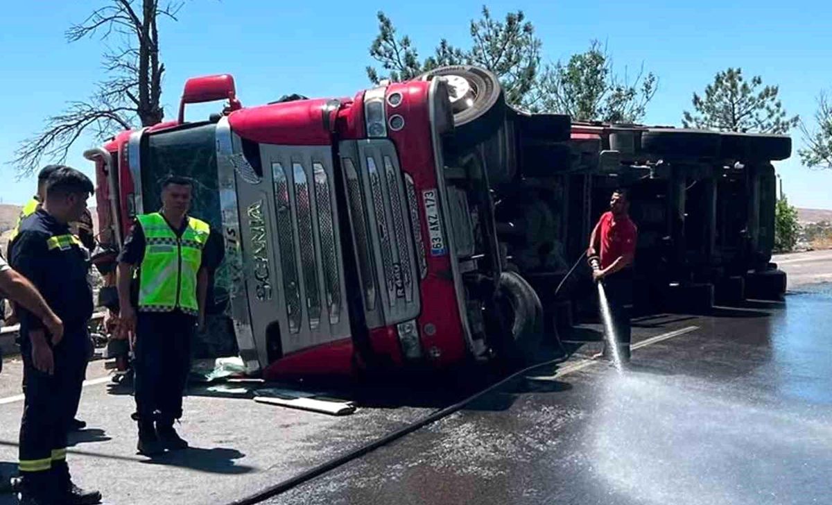 Kırıkkale'de tır devrildi: 1 yaralı