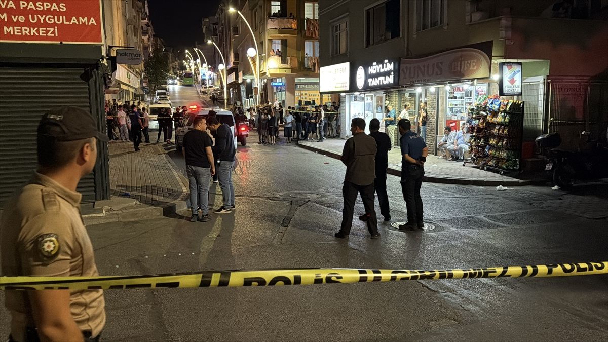 Gebze'de silahlı kavga sonrası polis ekiplerinin inceleme yapması