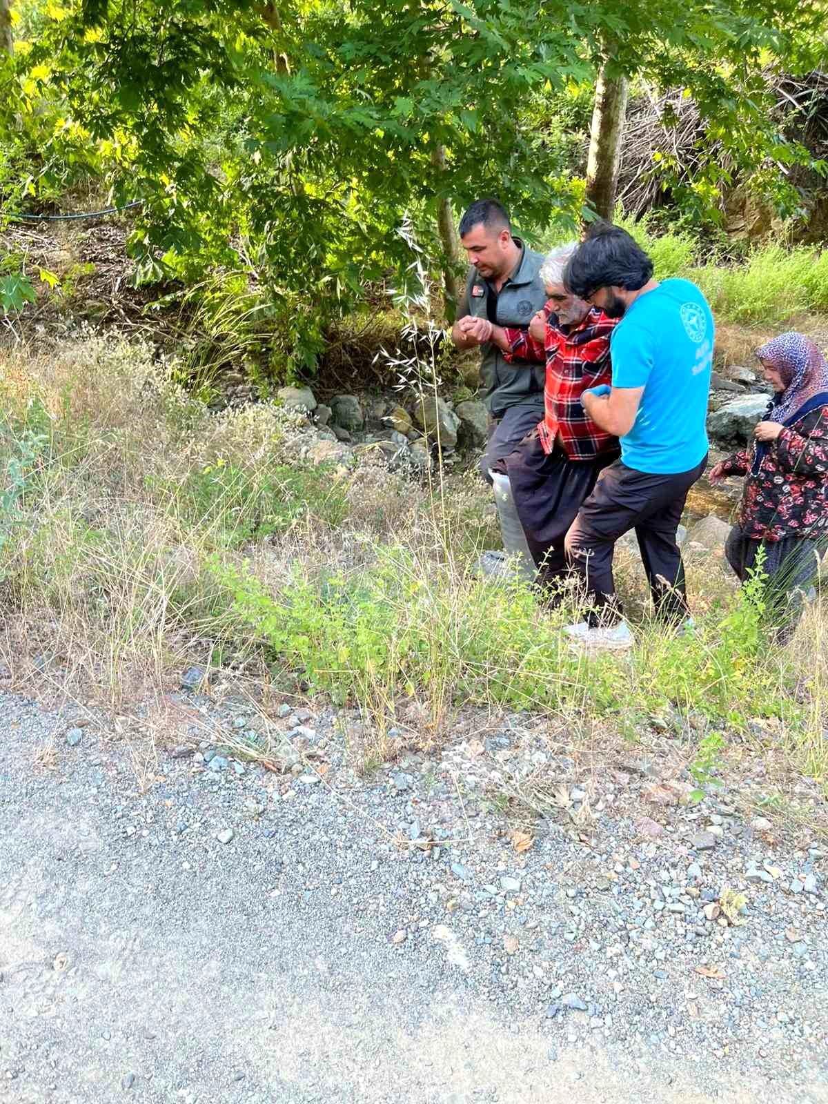 Adana'nın Kozan ilçesinde kayalıklardan düşen yaralı, orman ekipleri tarafından kurtarılıyor.