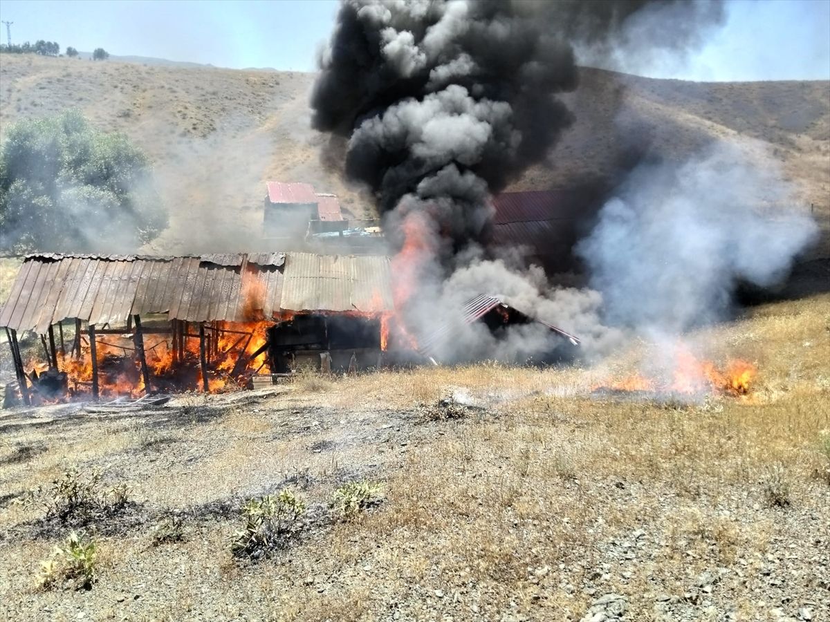 Malatya'da barakada çıkan yangın söndürüldü
