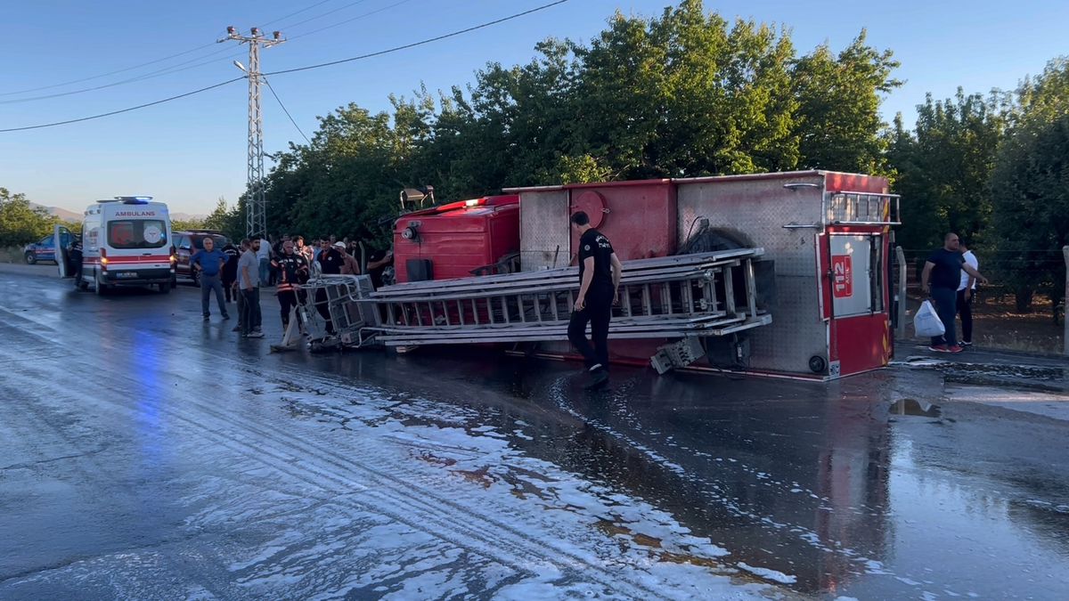 Malatya'da yangına giden itfaiye aracı devrildi; 3 yaralı