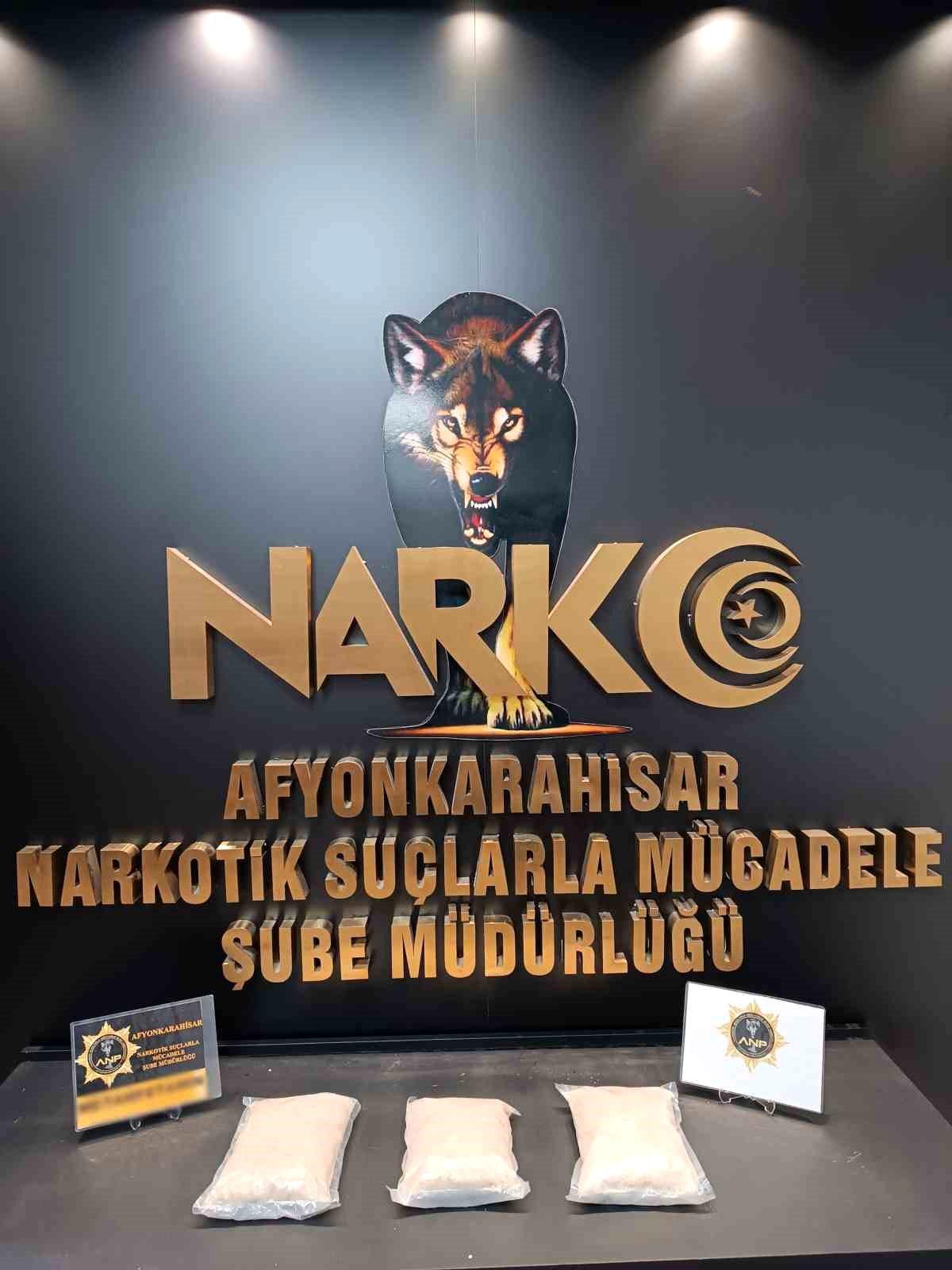 Minibüsün koltuk döşemesinden 3 kilogram uyuşturucu çıktı