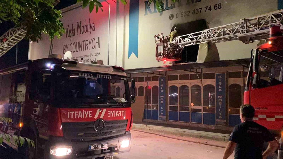 İnegöl'de yanan mobilya fabrikasından genel görünüm