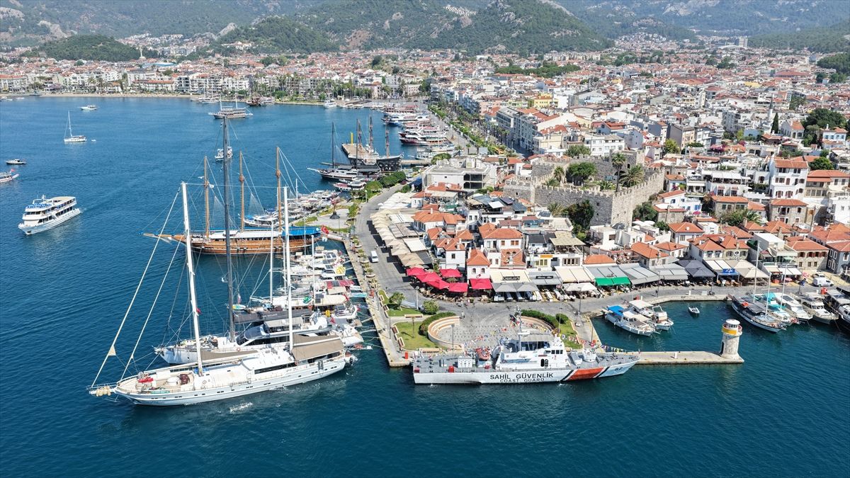 Muğla'da Deniz Kuvvetleri gemisi ile Sahil Güvenlik botları ziyarete açıldı