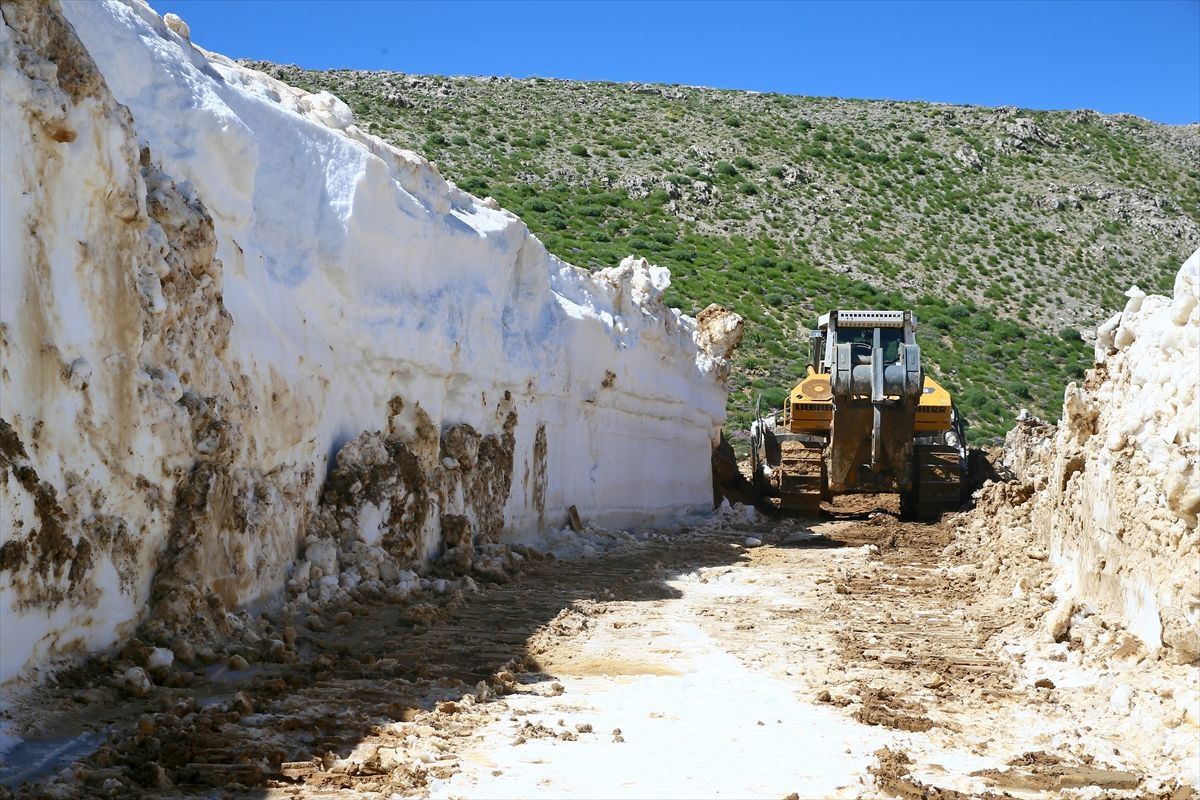 Muş'ta temmuzda da ekiplerin kar mesaisi sürüyor
