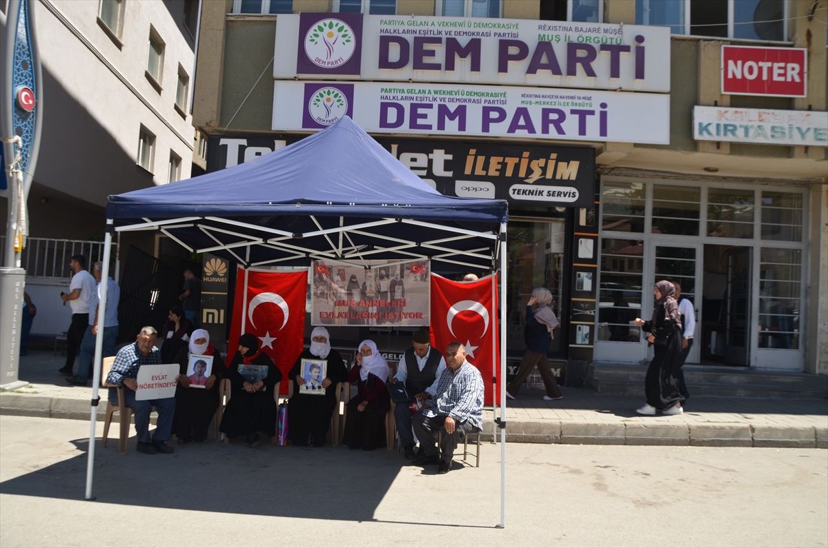 Muşlu aileler, DEM Parti önündeki eylemlerini sürdürdü