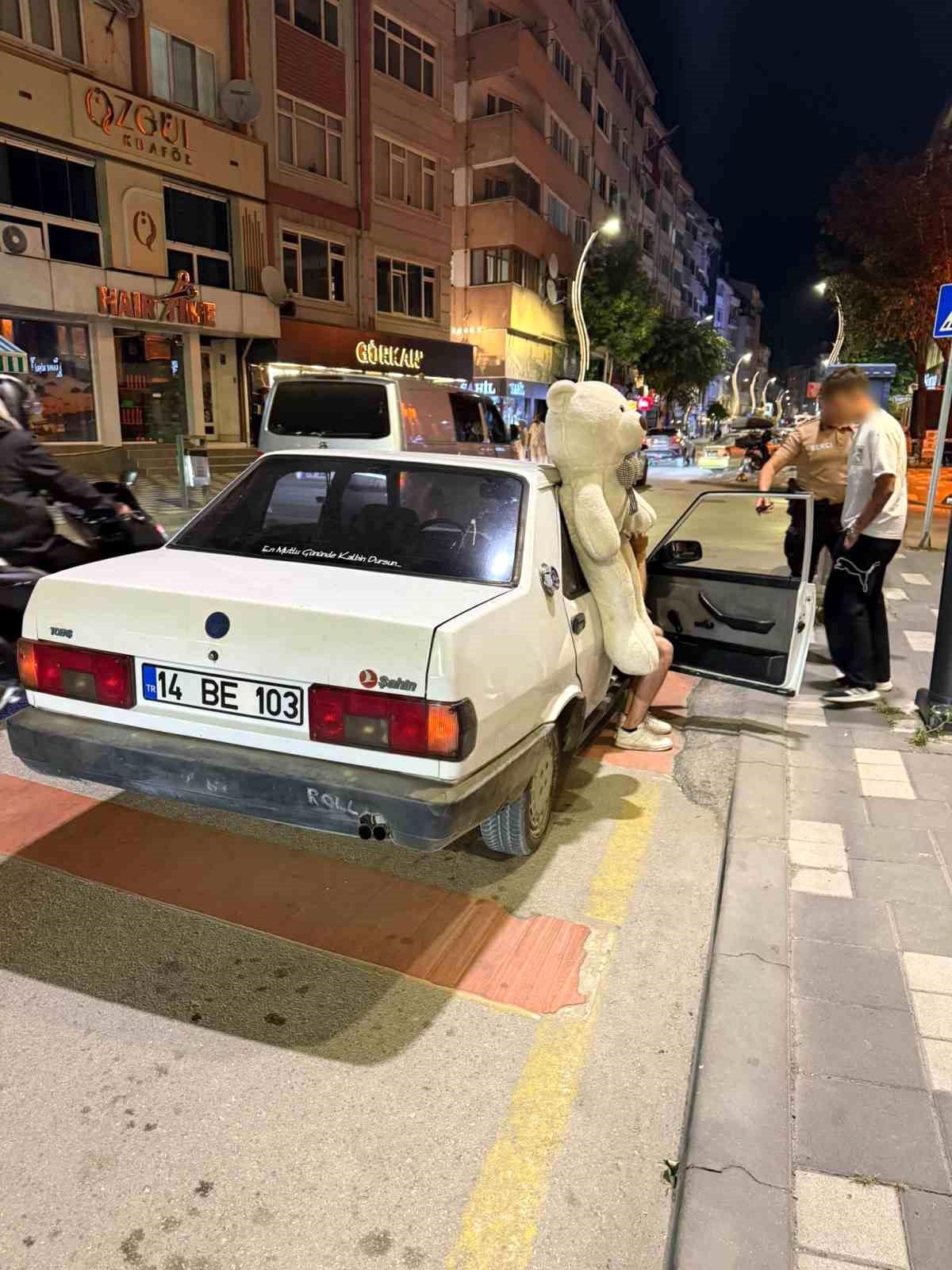 Peluş ayı ehliyetsiz sürücüyü ele verdi