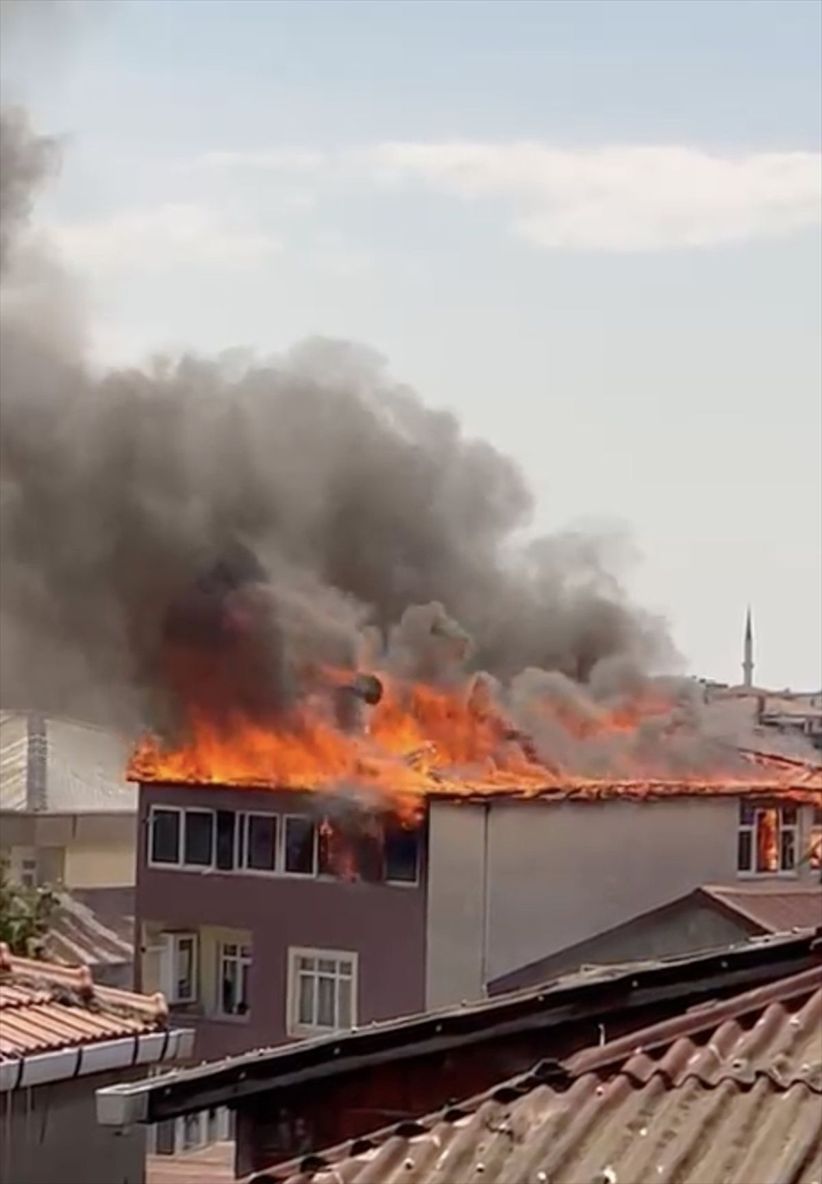 Pendik'te 4 katlı binada çıkan yangın söndürüldü