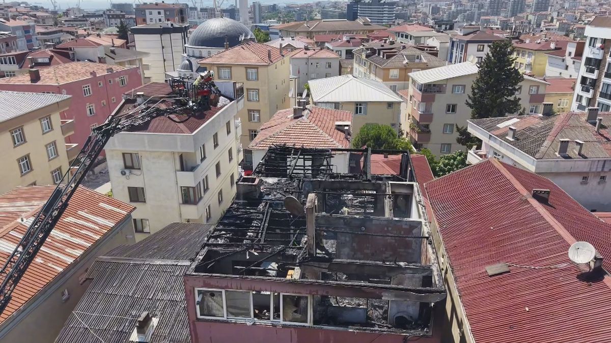 Pendik'te 5 Katlı Evin Çatısında Yangın