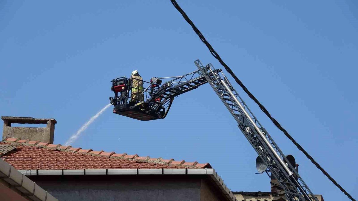 Pendik'te çatı katında çıkan yangın paniğe neden oldu: 1 hafif yaralı