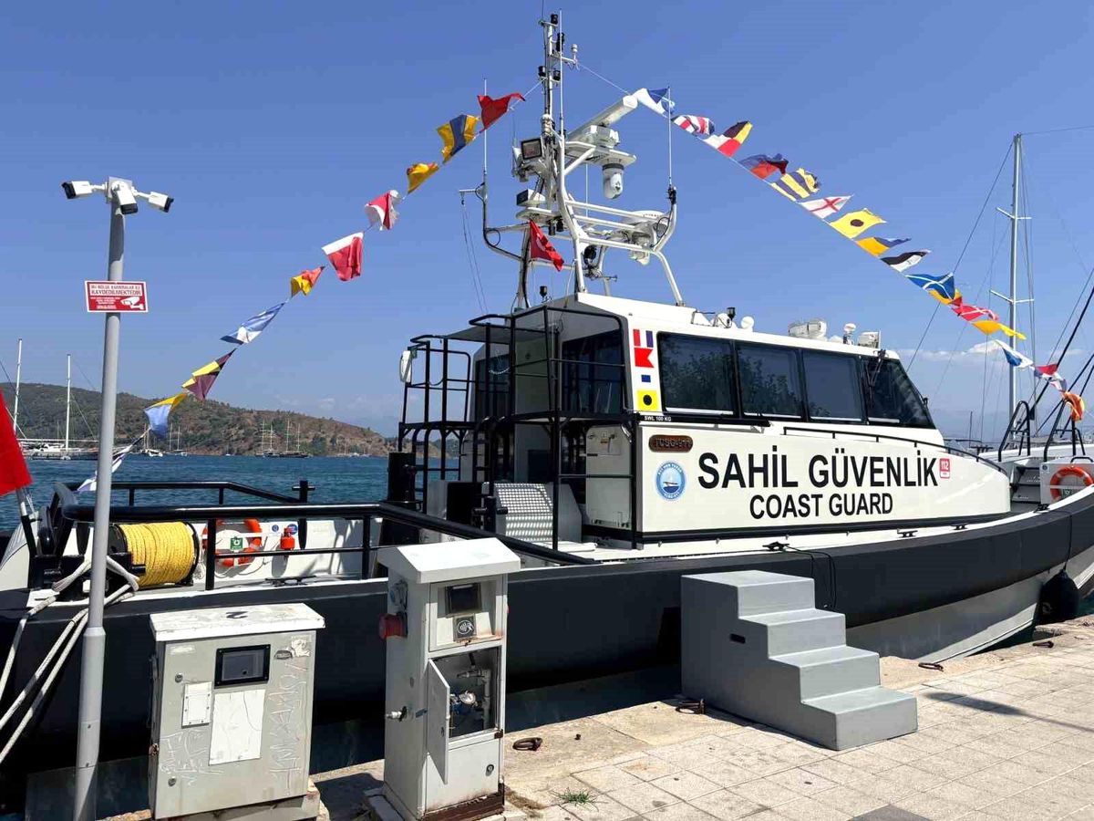 Fethiye Kordon İskelesi'nde ziyarete açılan TCSG-911 Sahil Güvenlik botu