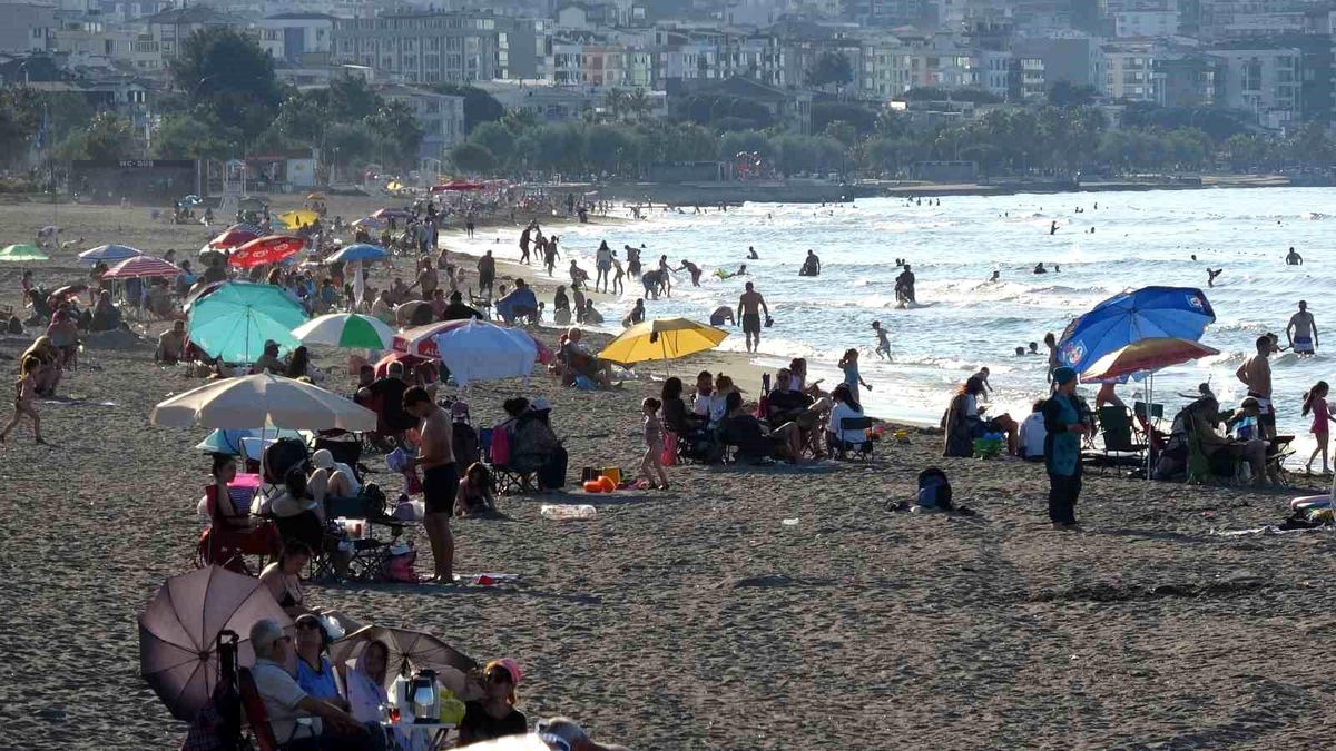 Samsun'da hava sıcaklığı arttı, vatandaşlar denize akın etti