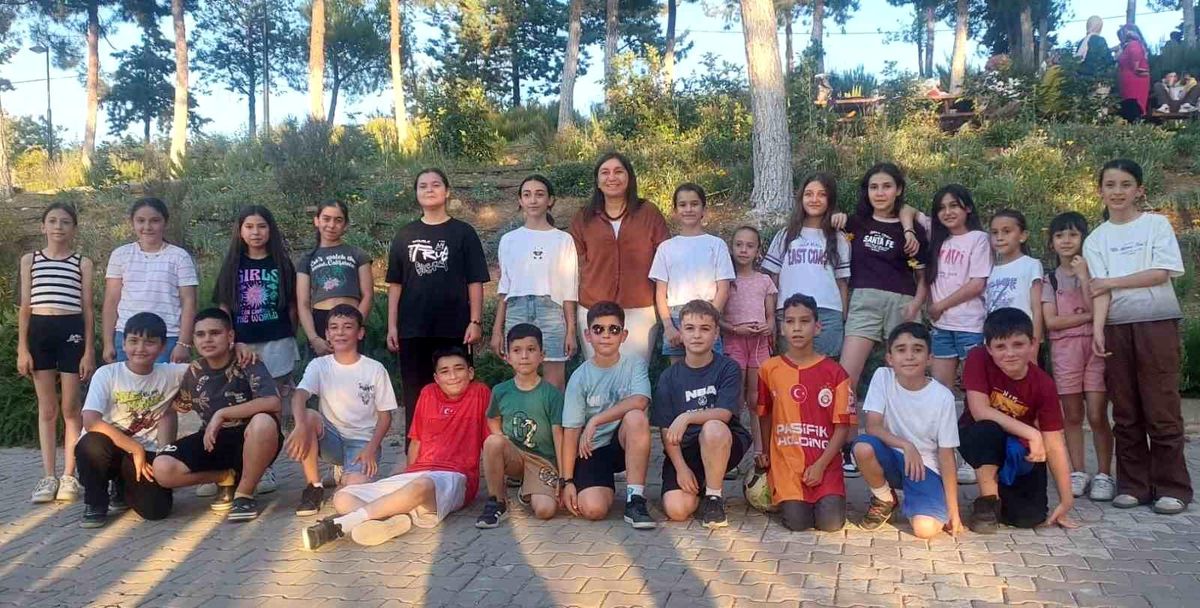 Sarıgöl'de öğretmen Tuğba Sürücü, eski öğrencileriyle nostalji dolu buluşma gerçekleştirdi