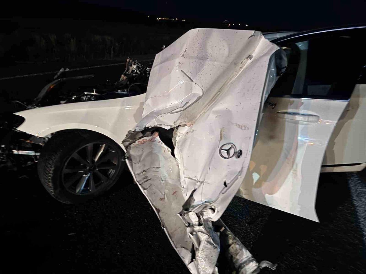Sivas'ta traktör römorkuna çarpan Mercedes otomobilin hurdaya dönmüş hali.