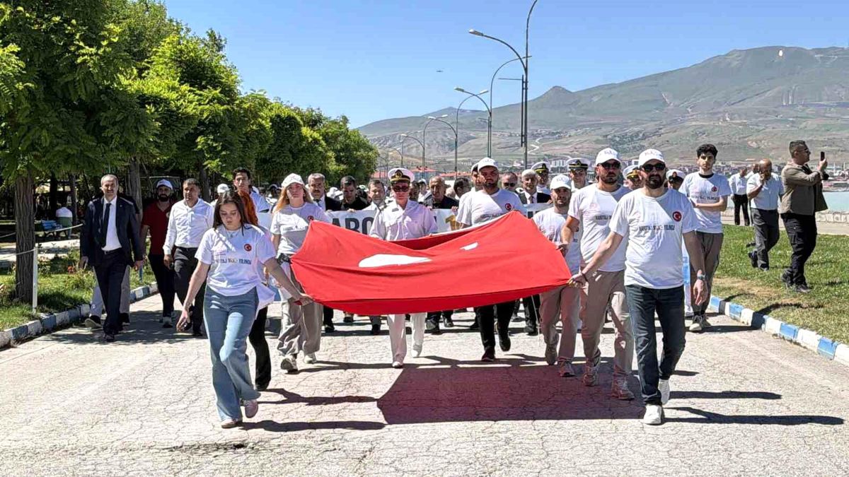 Tatvan'da düzenlenen 1 Temmuz Denizcilik ve Kabotaj Bayramı kutlamalarından bir görünüm
