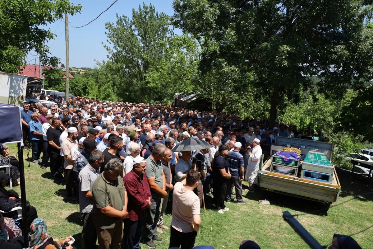 TIR'a çarpan otomobilde ölen çift son yolculuğuna uğurlandı