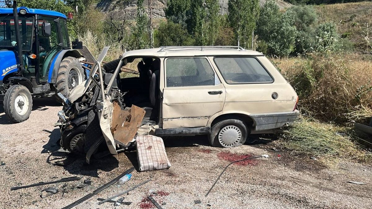 Tokat'ta kamyonet ile otomobilin çarpıştığı kazada 2 kişi yaralandı