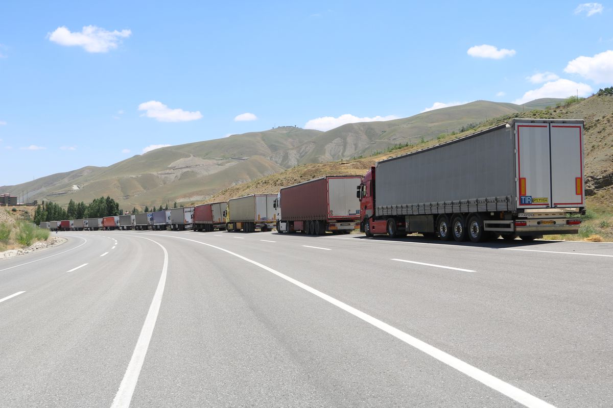 Türkiye-İran sınırında 12 kilometrelik TIR kuyruğu