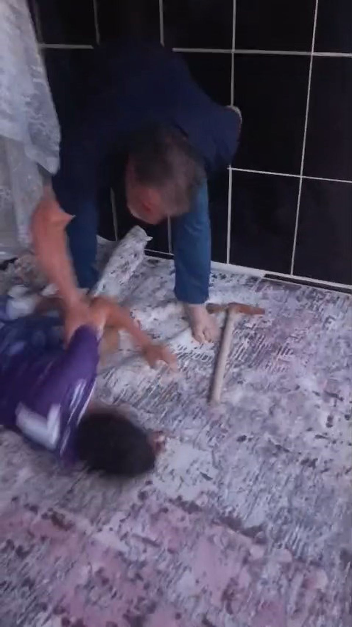 Konya'da parkta kazmayla darp edilen çocuğun görüntüsü.